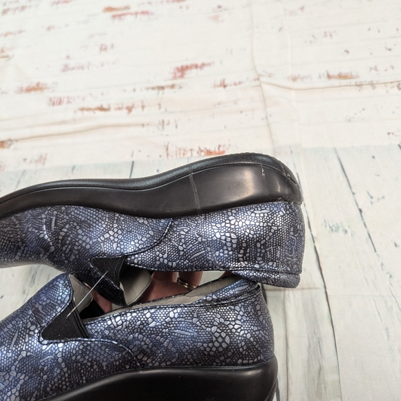 Alegria Slip Resistant Comfort Clogs - Picture 4 of 8